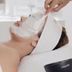 Una mujer está recibiendo un tratamiento facial en un spa.