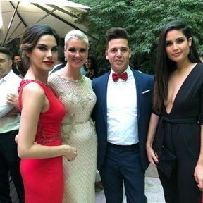 Un grupo de personas paradas una al lado de la otra posando para una fotografía.