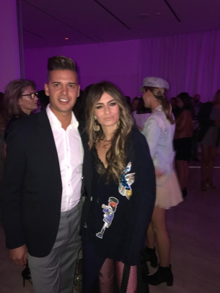 Un hombre y una mujer posan para una foto en una fiesta.