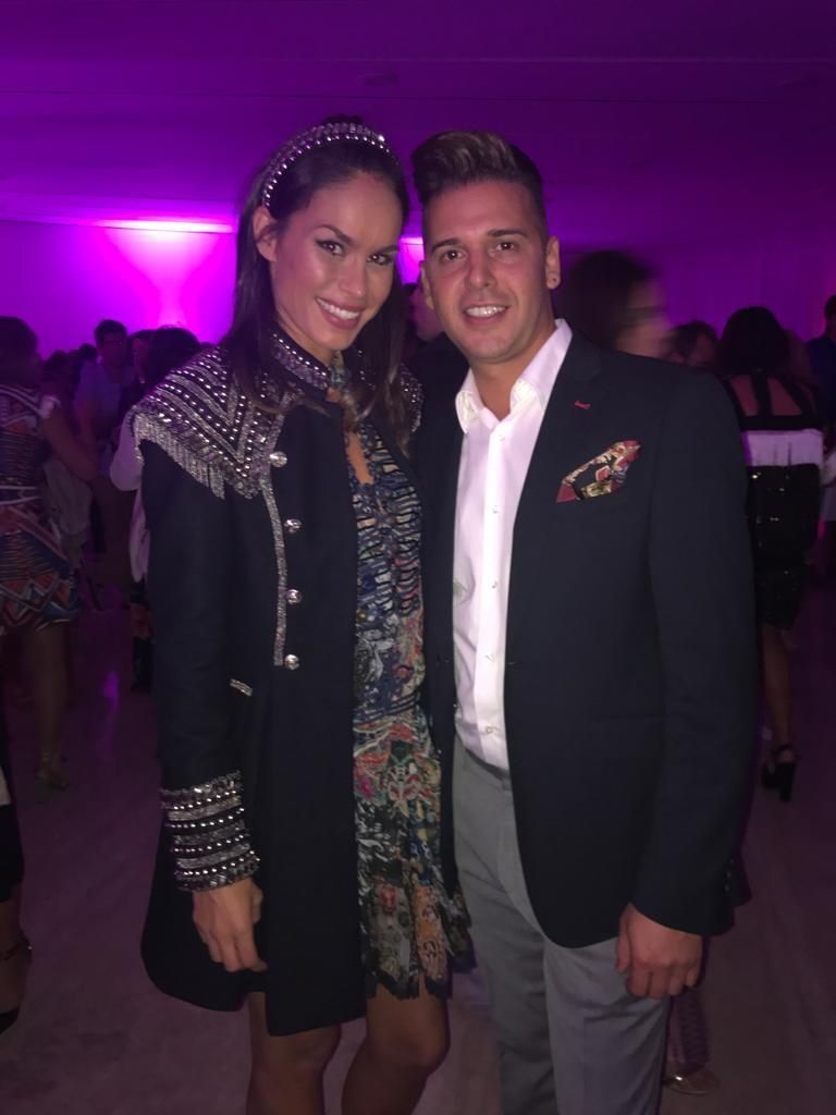 Un hombre y una mujer posan para una fotografía en una fiesta.