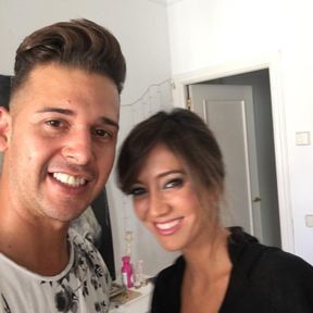 Un hombre y una mujer posan para una fotografía juntos y sonriendo.
