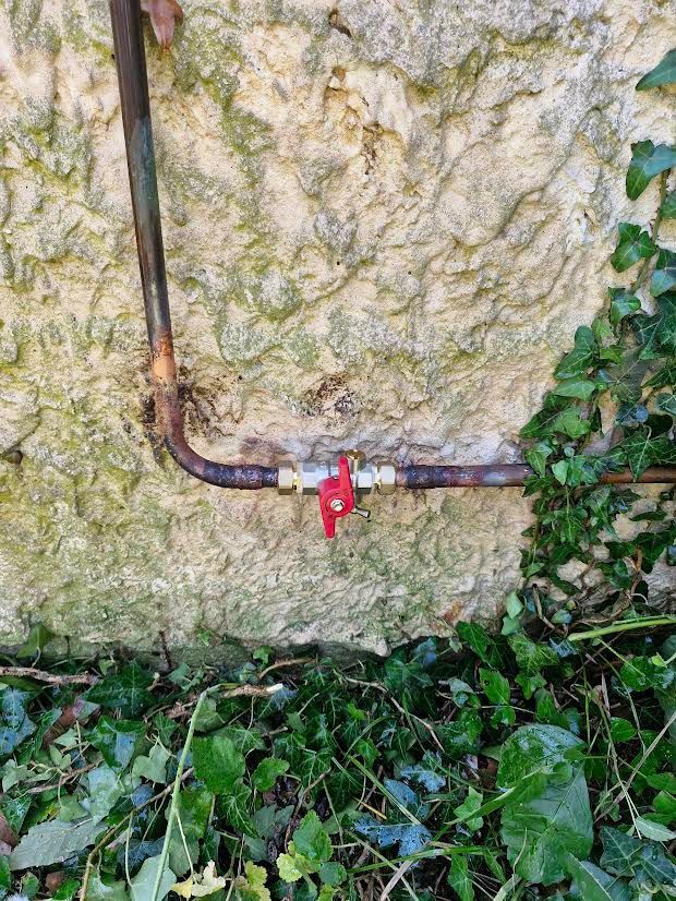 Remplacement d un tuyau de cuivre ext + pose d une vanne a purge sur st paul de varax