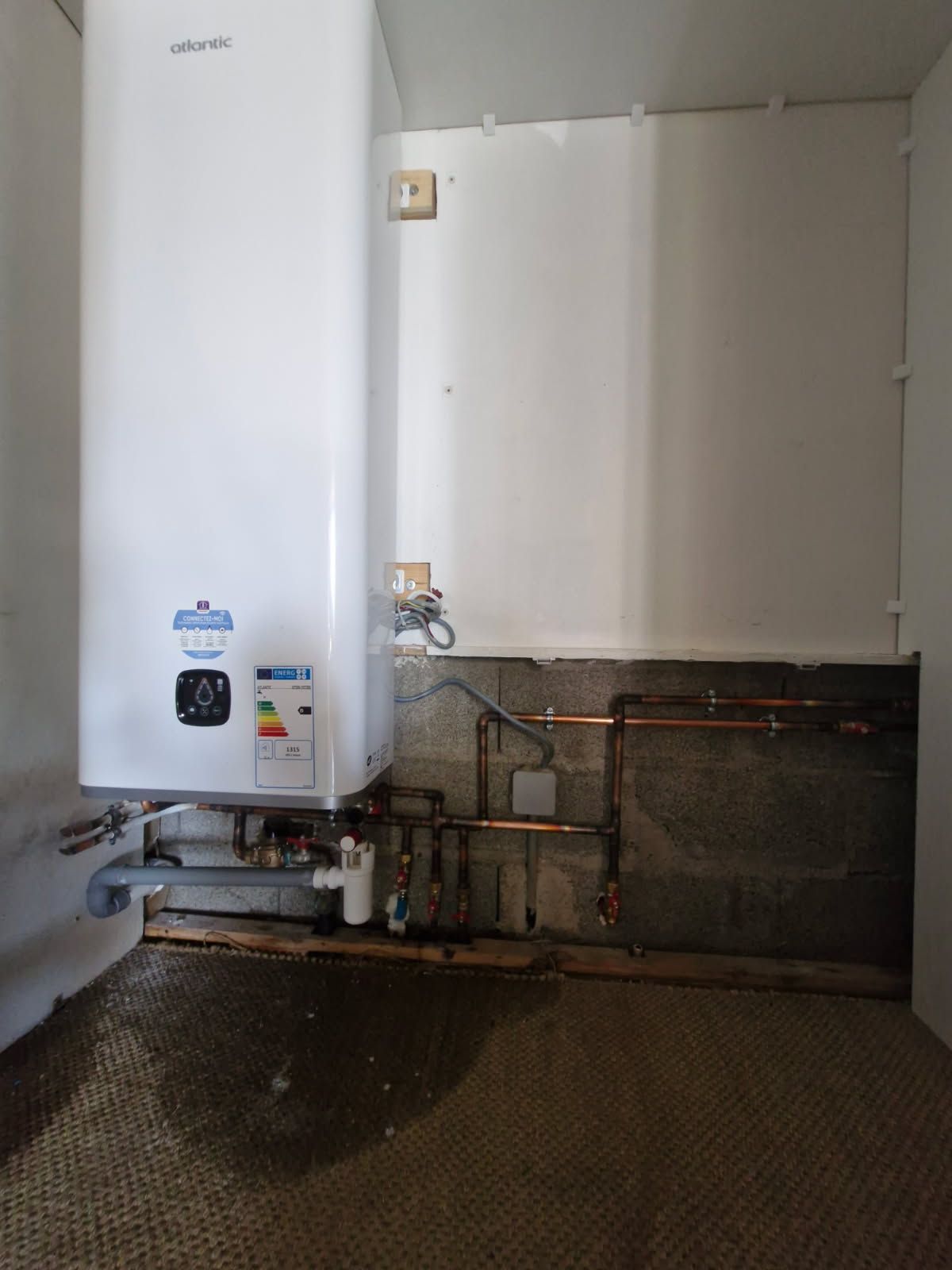 POSE D UN CHAUFFE EAU A LA TOUR DE SALVAGNY