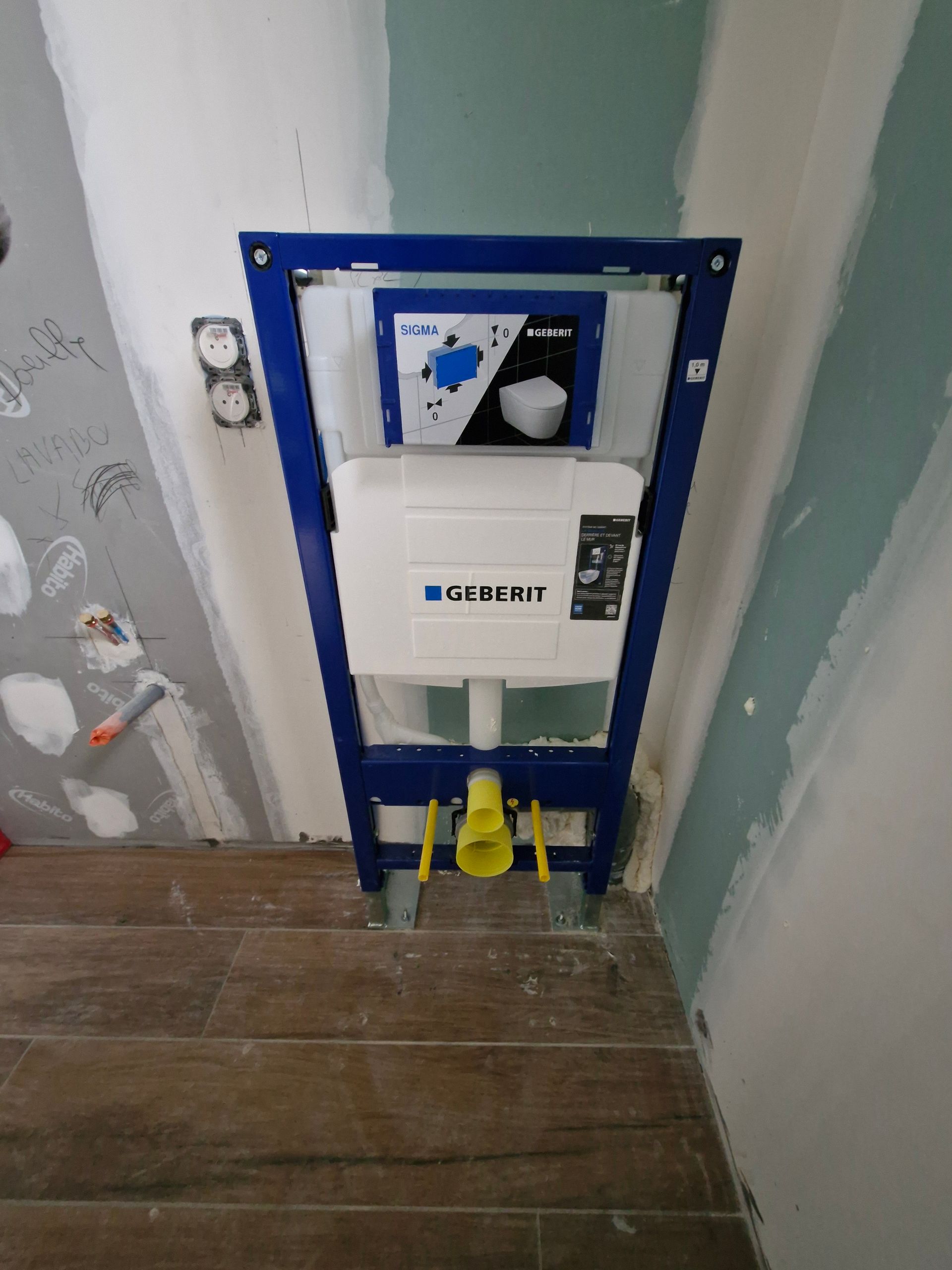 Installation d'un bâti support Geberit au Plantay