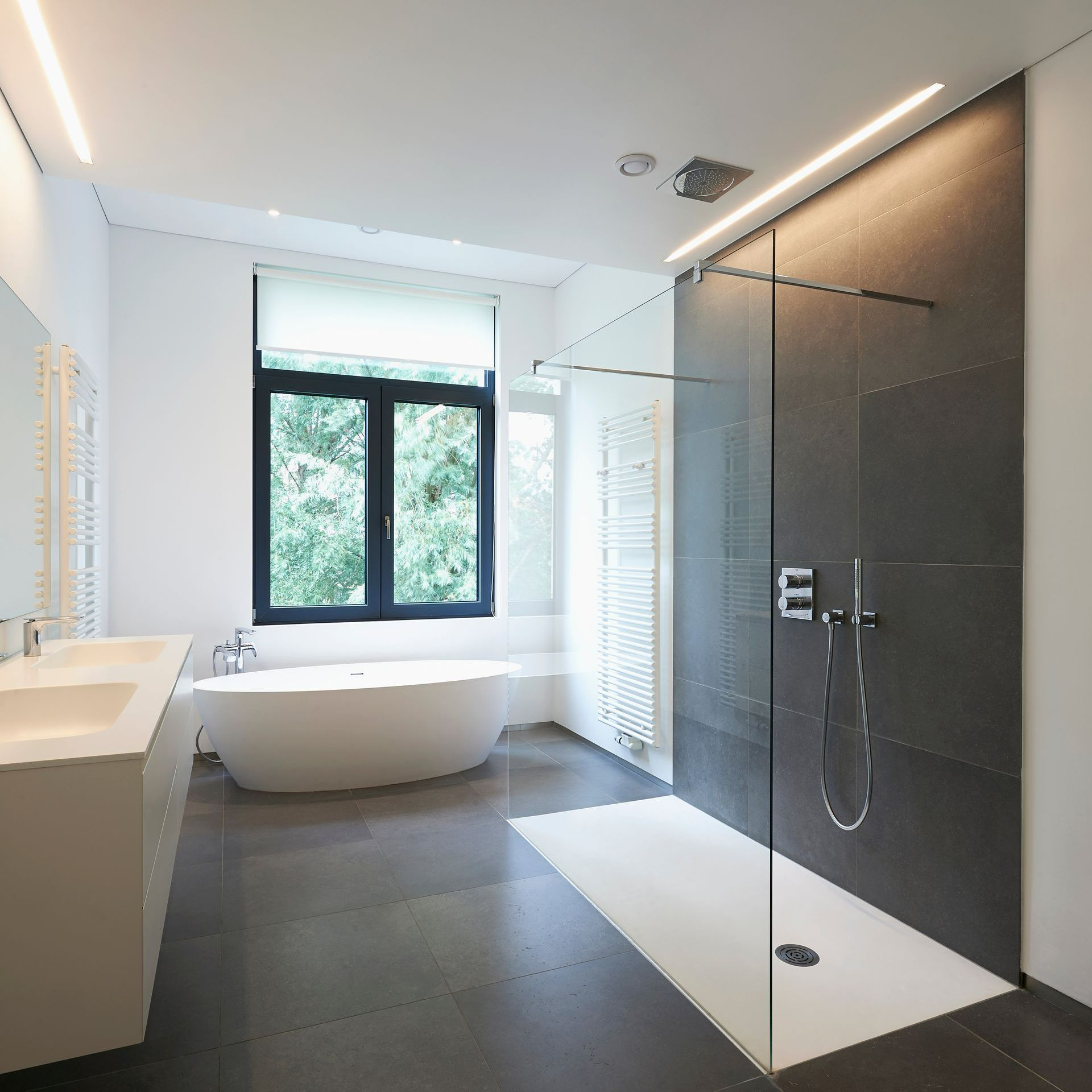 Salle de bains baignoire et douche