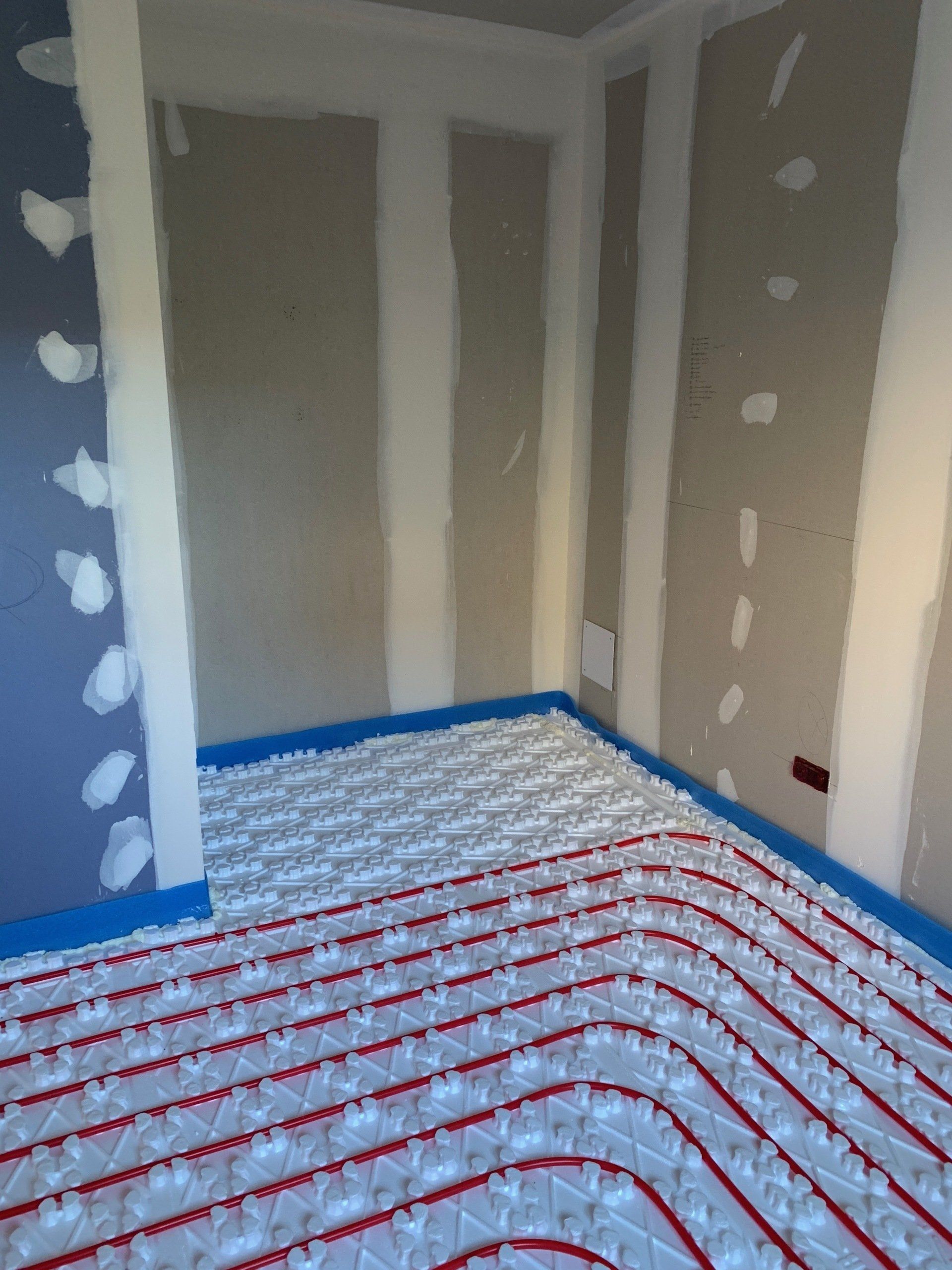 Plancher chauffant hydraulique relié à une chaudière à condensation