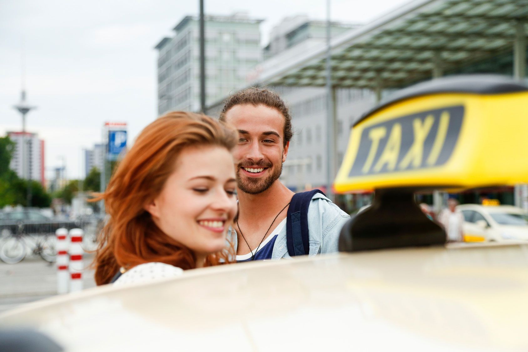 Ein weißes Auto mit einem blauen Aufkleber an der Seite, auf dem steht Krankentransfer – Nettetlbeck