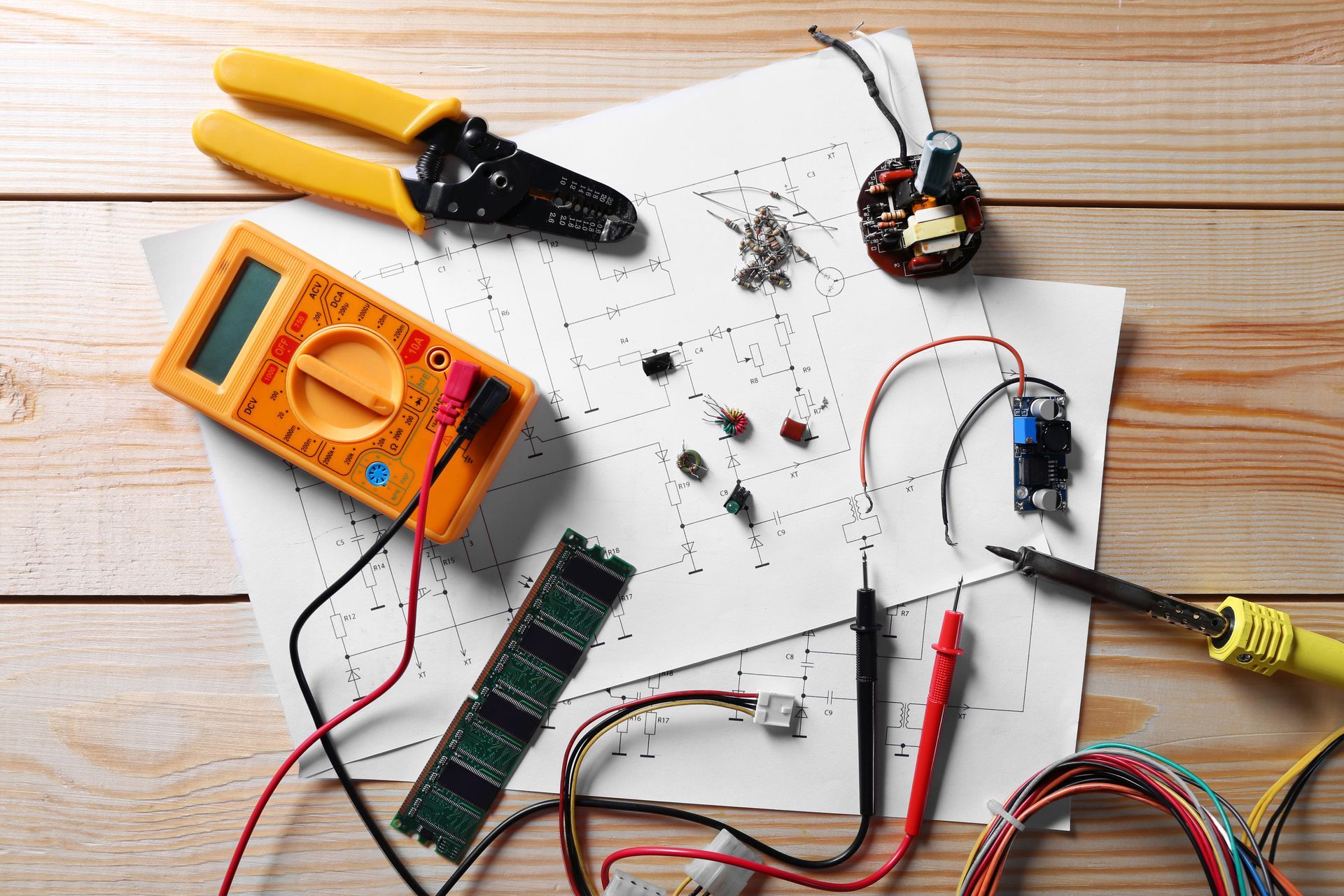 Matériel de contrôle électrique avec multimètre et schéma technique utilisé pour réaliser un diagnostic électrique.