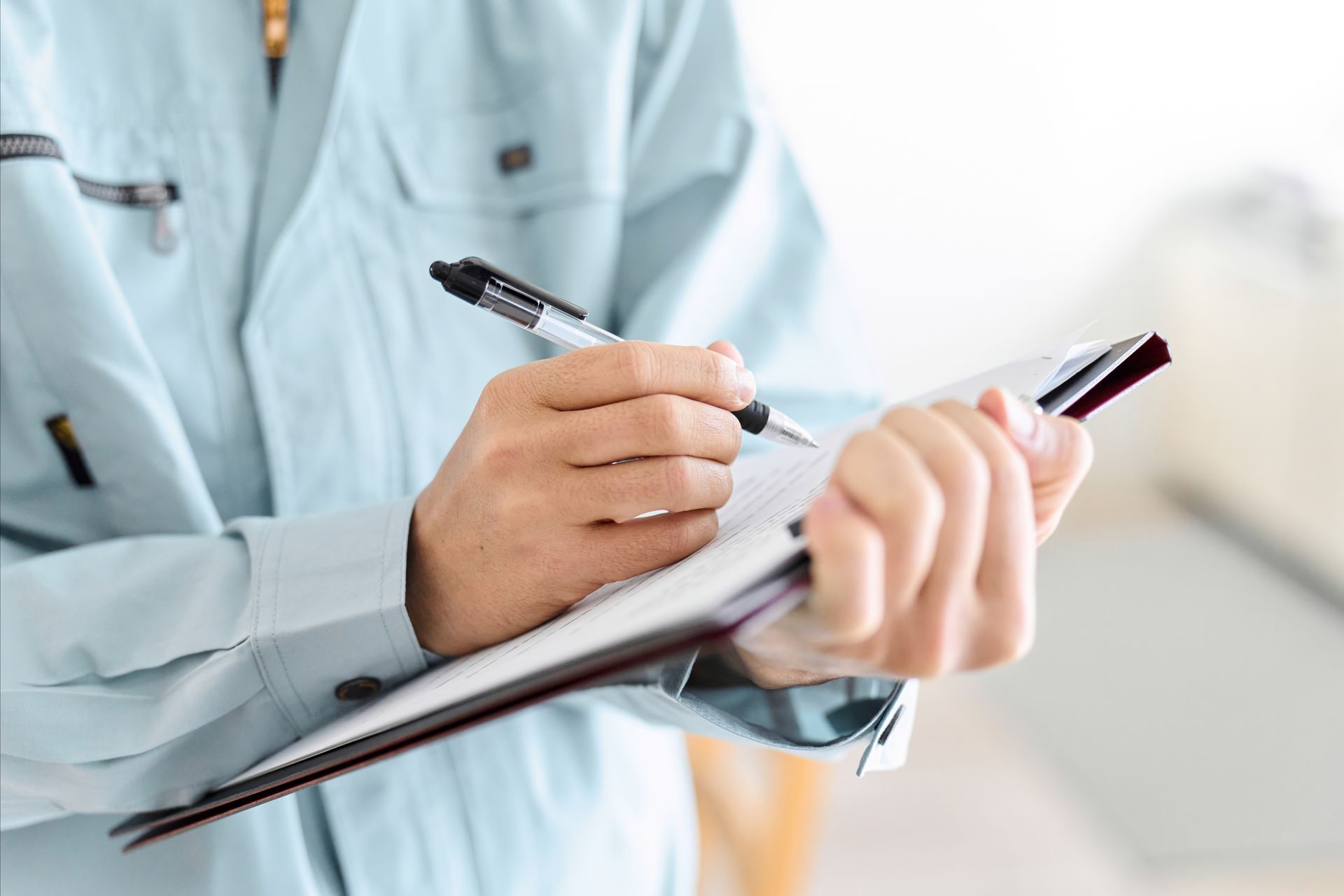 Une personne écrit sur un document.