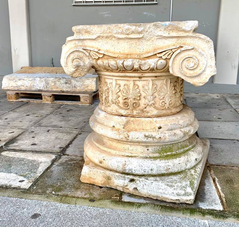 Πέτρινες βάσεις, τα κιονόκρανα και τμήματα των σπονδύλων από τις κολώνες του Αγγλικανικού Ναού