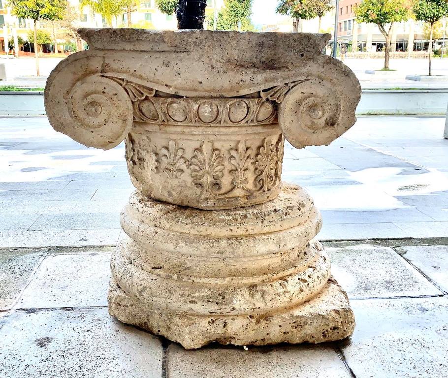 Πέτρινες βάσεις, τα κιονόκρανα και τμήματα των σπονδύλων από τις κολώνες του Αγγλικανικού Ναού