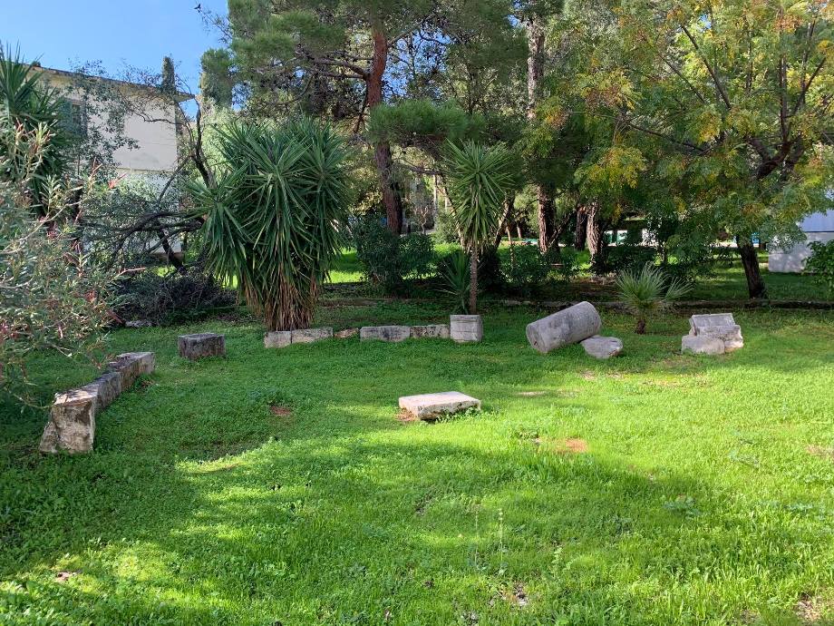 Πέτρινες βάσεις, τα κιονόκρανα και τμήματα των σπονδύλων από τις κολώνες του Αγγλικανικού Ναού