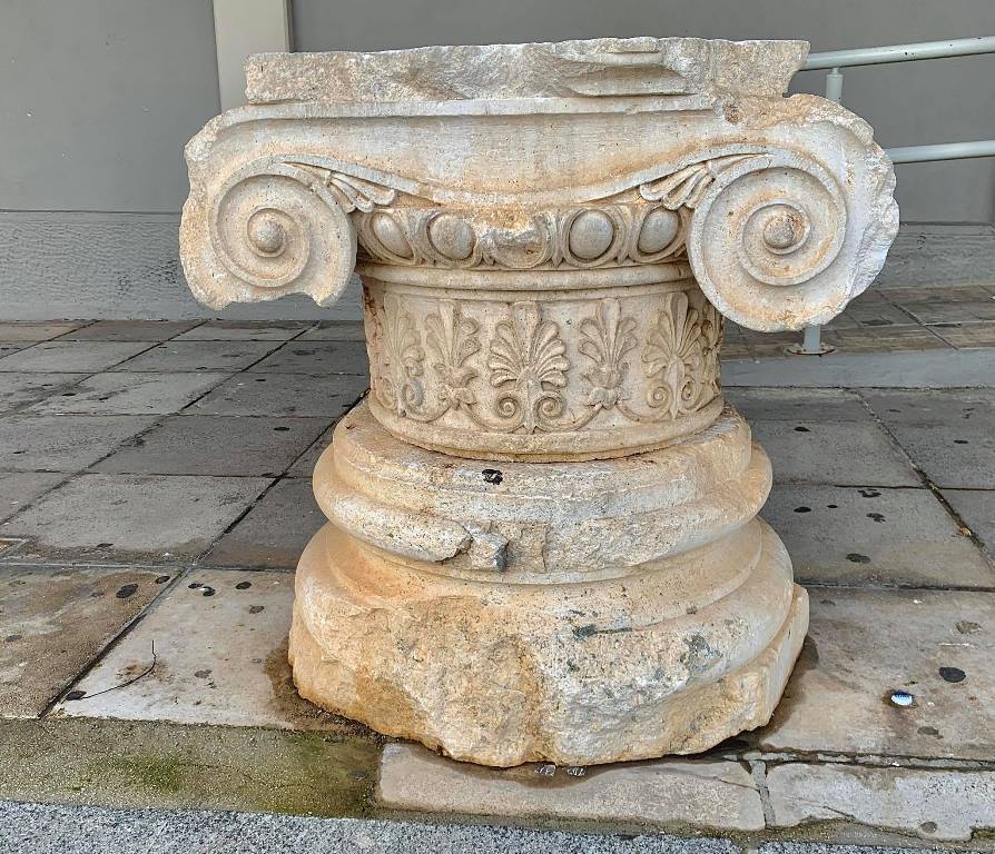 Πέτρινες βάσεις, τα κιονόκρανα και τμήματα των σπονδύλων από τις κολώνες του Αγγλικανικού Ναού