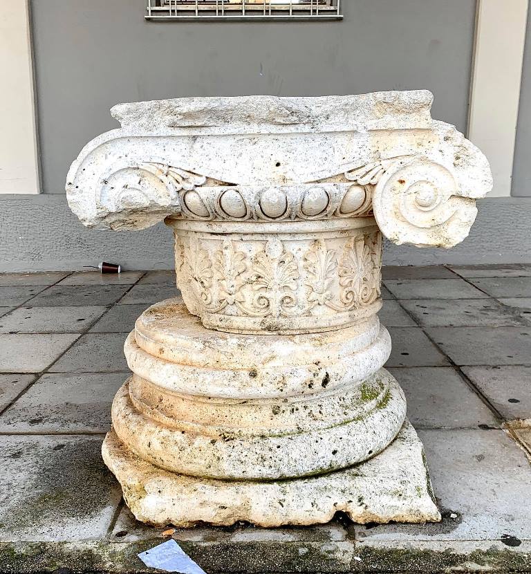 Πέτρινες βάσεις, τα κιονόκρανα και τμήματα των σπονδύλων από τις κολώνες του Αγγλικανικού Ναού