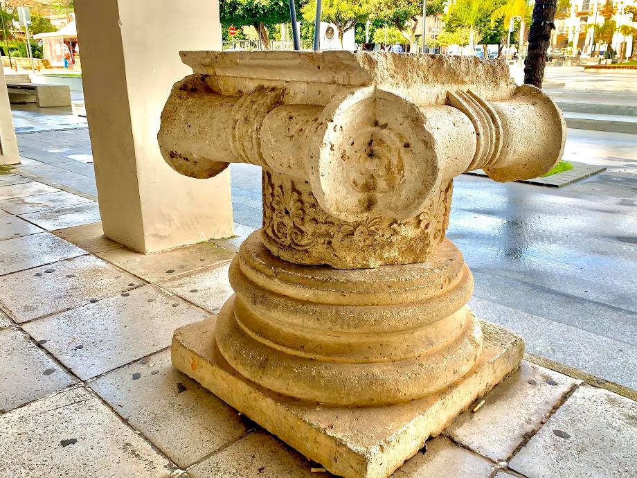 Πέτρινες βάσεις, τα κιονόκρανα και τμήματα των σπονδύλων από τις κολώνες του Αγγλικανικού Ναού