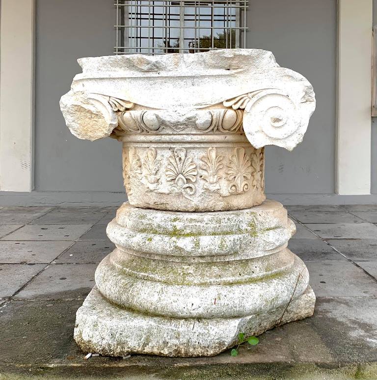 Πέτρινες βάσεις, τα κιονόκρανα και τμήματα των σπονδύλων από τις κολώνες του Αγγλικανικού Ναού