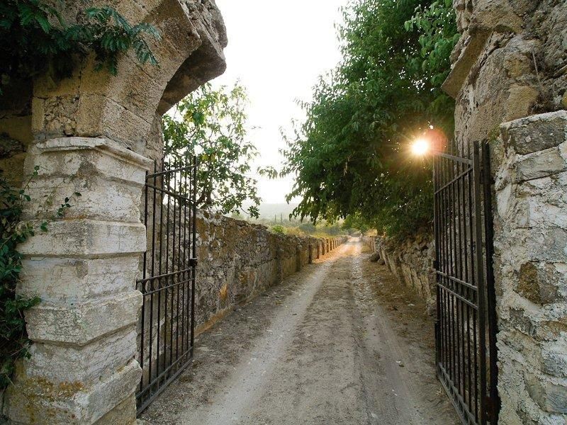 Σαμόλι,το εξωτερικό πορτόνι στη στράντα κομούνα