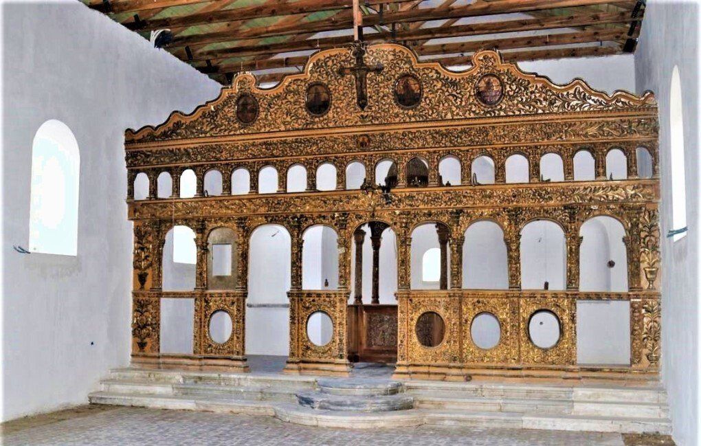 Παλιά μαρμαρογλυπτη σκαλινάδα/σολέα του 18ου -19ου αιώνα που αφαιρέθηκε και στην θέση της μπήκε άλλη με μαρμαρακια κομμενα σαν σοβατεπί