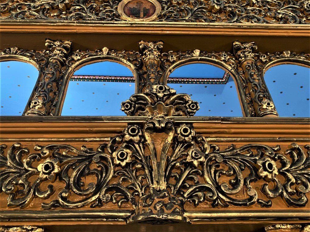 Η κακοποίηση του υπέροχου τέμπλου και η παντελής έλλειψη συντήρησης