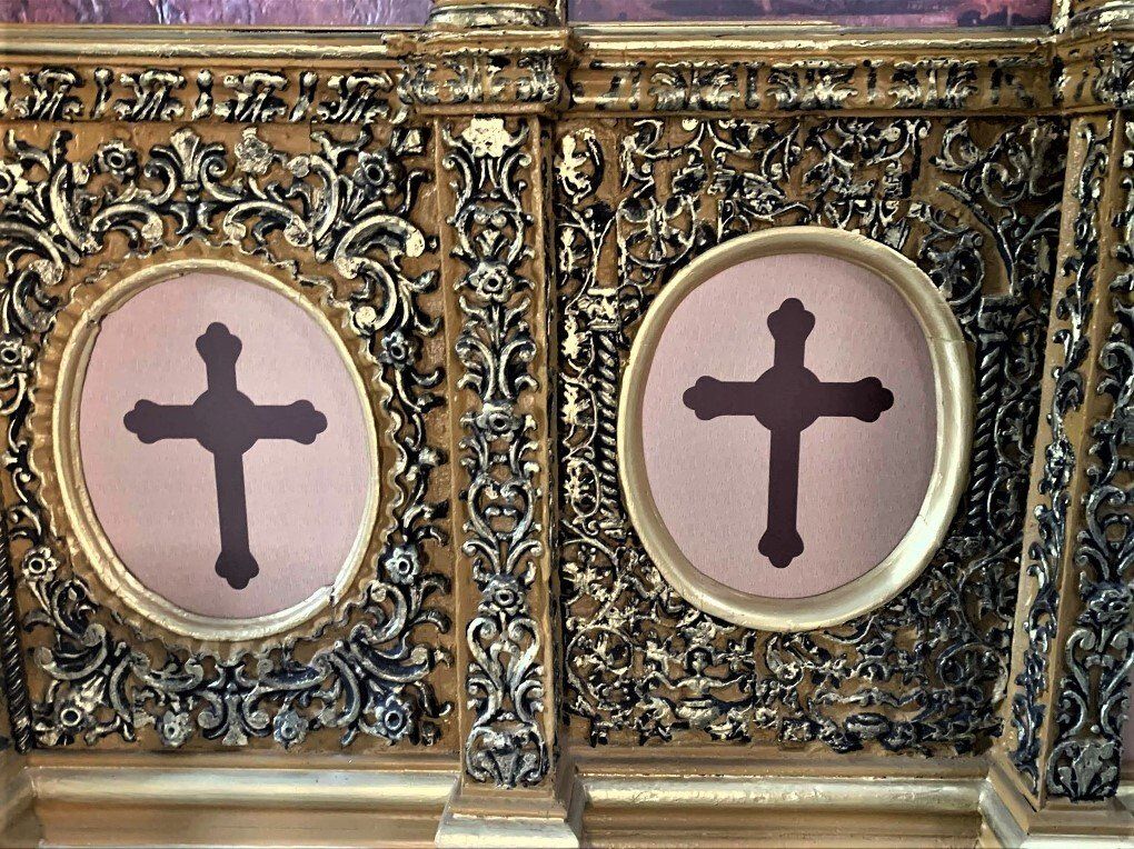 Η κακοποίηση του υπέροχου τέμπλου και η παντελής έλλειψη συντήρησης