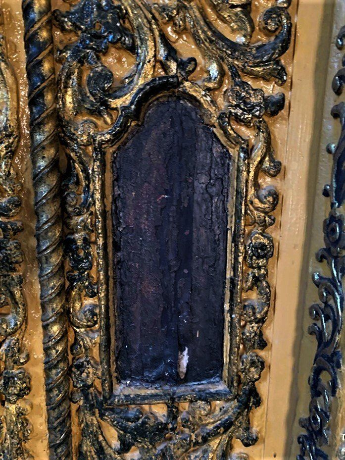 Η κακοποίηση του υπέροχου τέμπλου και η παντελής έλλειψη συντήρησης