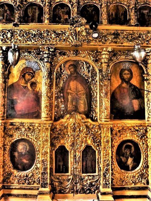 Η κακοποίηση του υπέροχου τέμπλου και η παντελής έλλειψη συντήρησης