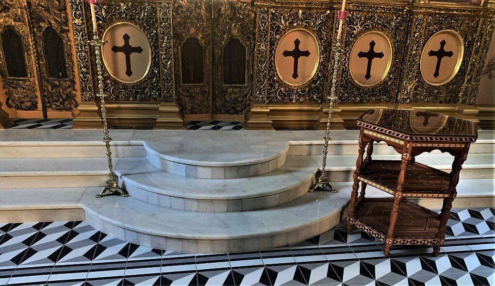 Παλιά μαρμαρογλυπτη σκαλινάδα/σολέα του 18ου -19ου αιώνα που αφαιρέθηκε και στην θέση της μπήκε άλλη με μαρμαρακια κομμενα σαν σοβατεπί