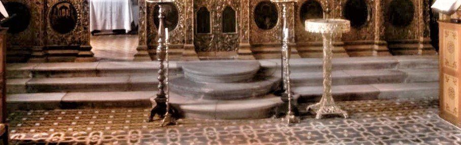 Παλιά μαρμαρογλυπτη σκαλινάδα/σολέα του 18ου -19ου αιώνα που αφαιρέθηκε και στην θέση της μπήκε άλλη με μαρμαρακια κομμενα σαν σοβατεπί