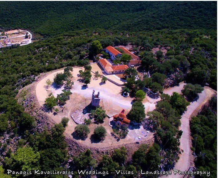 ΓΡΙΛΙΑ -Στην πανοραμική φωτογραφία βλέπουμε το Μοναστήρι να περβάλλεται από το μουράγιο του και εκτός του Μοναστηριού το καμπαναριό,το αλώνι και ο ναϊσκος μετά την καλλωπιστική επέμβαση του 2018