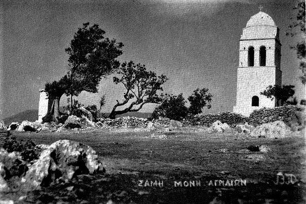 Μονή Αγριλίων Αριστερά το απέριττο εκκλησάκι με τον Σταυρό του Κοσμά Αιτωλού και το καμπαναριό, μέσα δεκαετίας ΄40