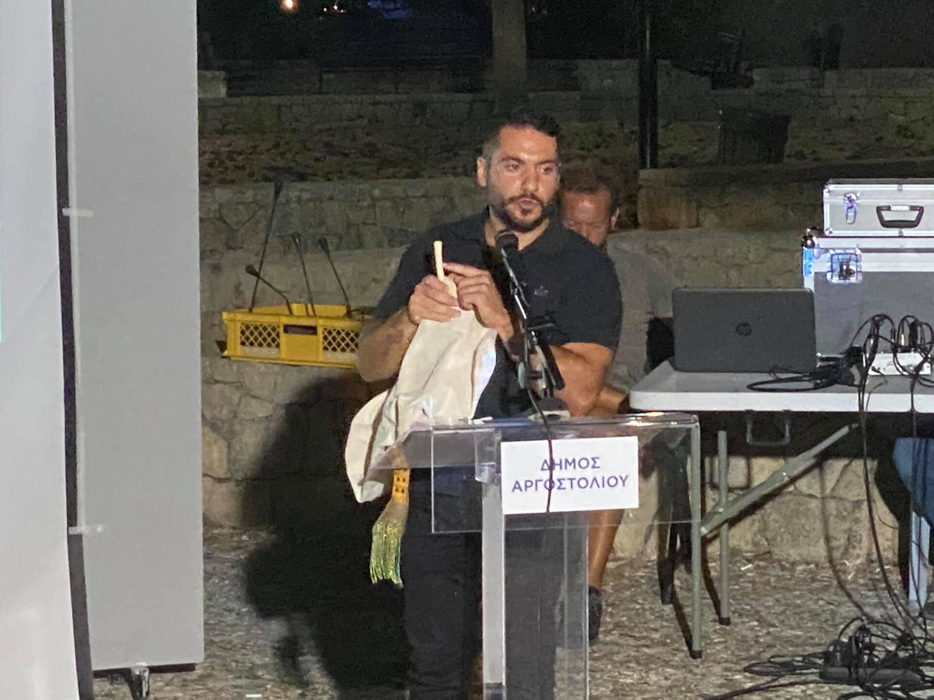 Ο ιστορικός ερευνητής και κατασκευαστής παραδοσιακών κεφαλονίτικων οργάνων αλλά και καλός οργανοπαίκτης κύριος Μπάμπης Κακαρούμπας ανέπτυξε το θέμα,με παράλληλη προβολή διαφανειών:“Το σκορτσάμπουνο στην Κεφαλονιά: τρόπος κατασκευής του”