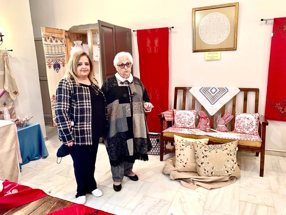 Η κυρία Στάμω Σκλαβουνάκη δεξιά με την θυγατέρα τση Τασία Σκλαβουνάκη