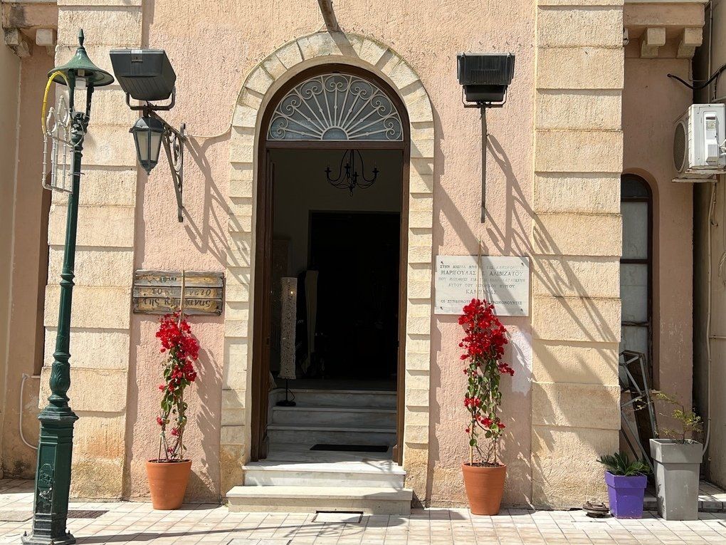 Το εκθετήριο πωλητήριο του Χαροκοπείου Εργαστηρίου μεταφέρθηκε στην Τούρη στην πιατσέτα τση Καμπάνας !