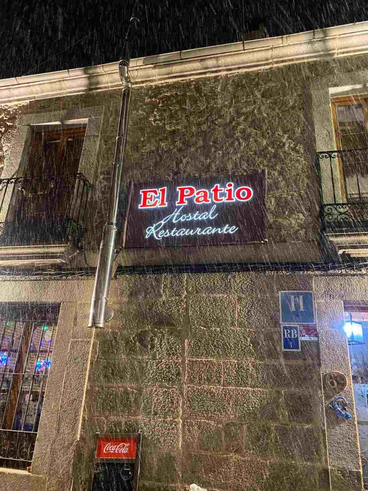Letrero nocturno con la inscripción