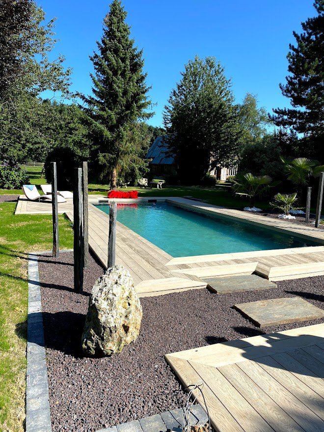 Terrasse autour d'une piscine