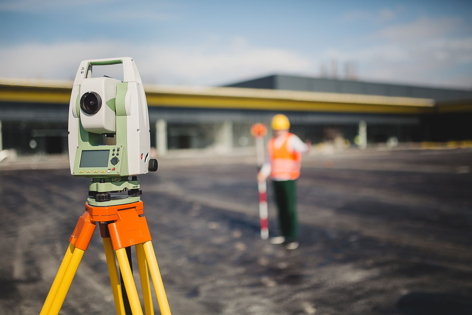 Un agrimensor utiliza una estación total sobre un trípode