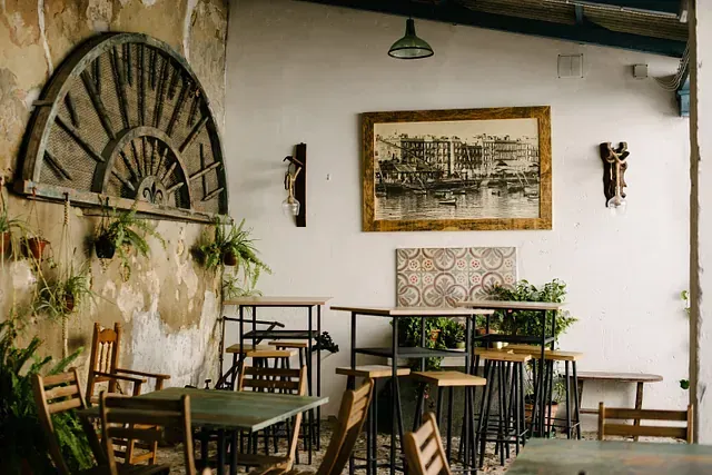 Un restaurante con mesas y sillas y un cuadro en la pared.