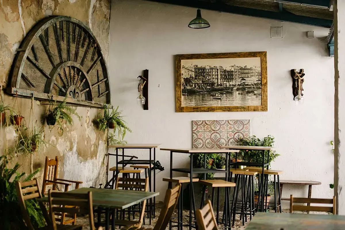 Un restaurante con mesas y sillas y un cuadro en la pared.