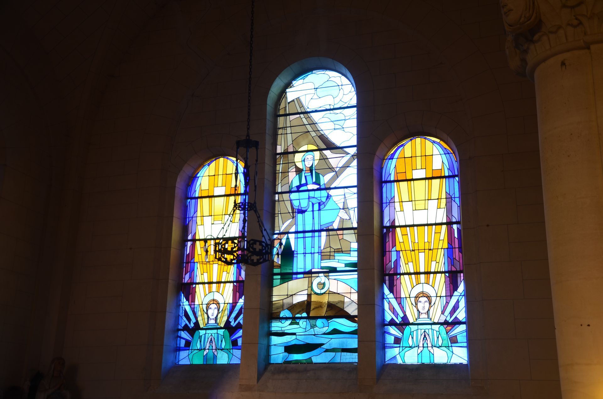 Vitrail en triptyque représentant la Vierge Marie