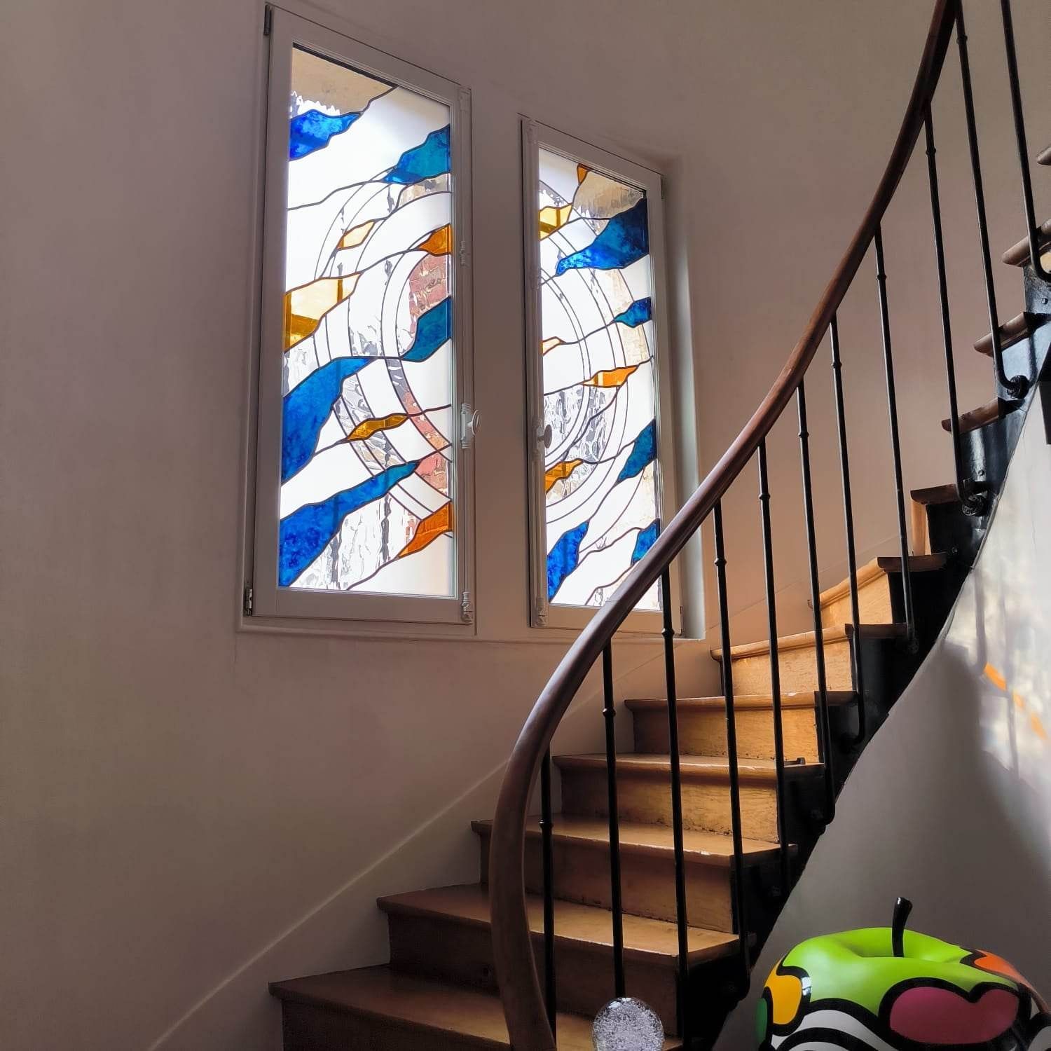 Vitrail dans une cage d'escalier
