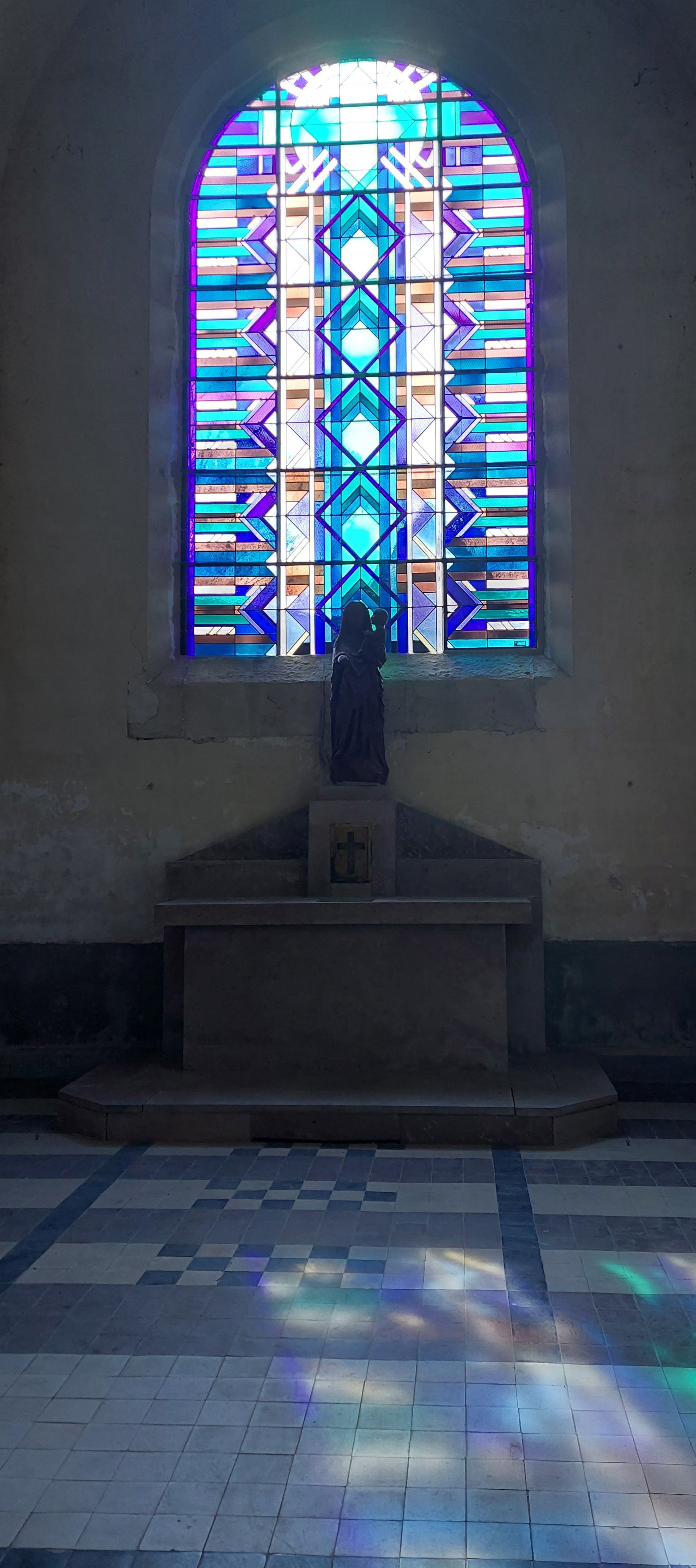 Vitrail d'église avec motifs géométriques