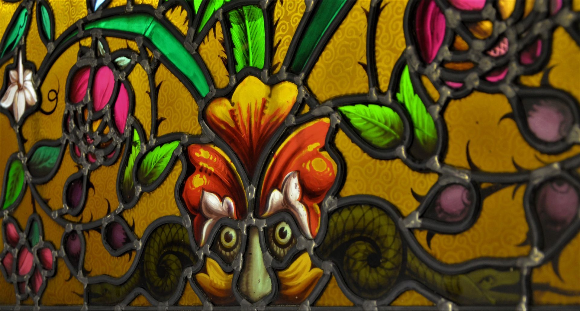 Vitrail coloré avec fleurs et animaux