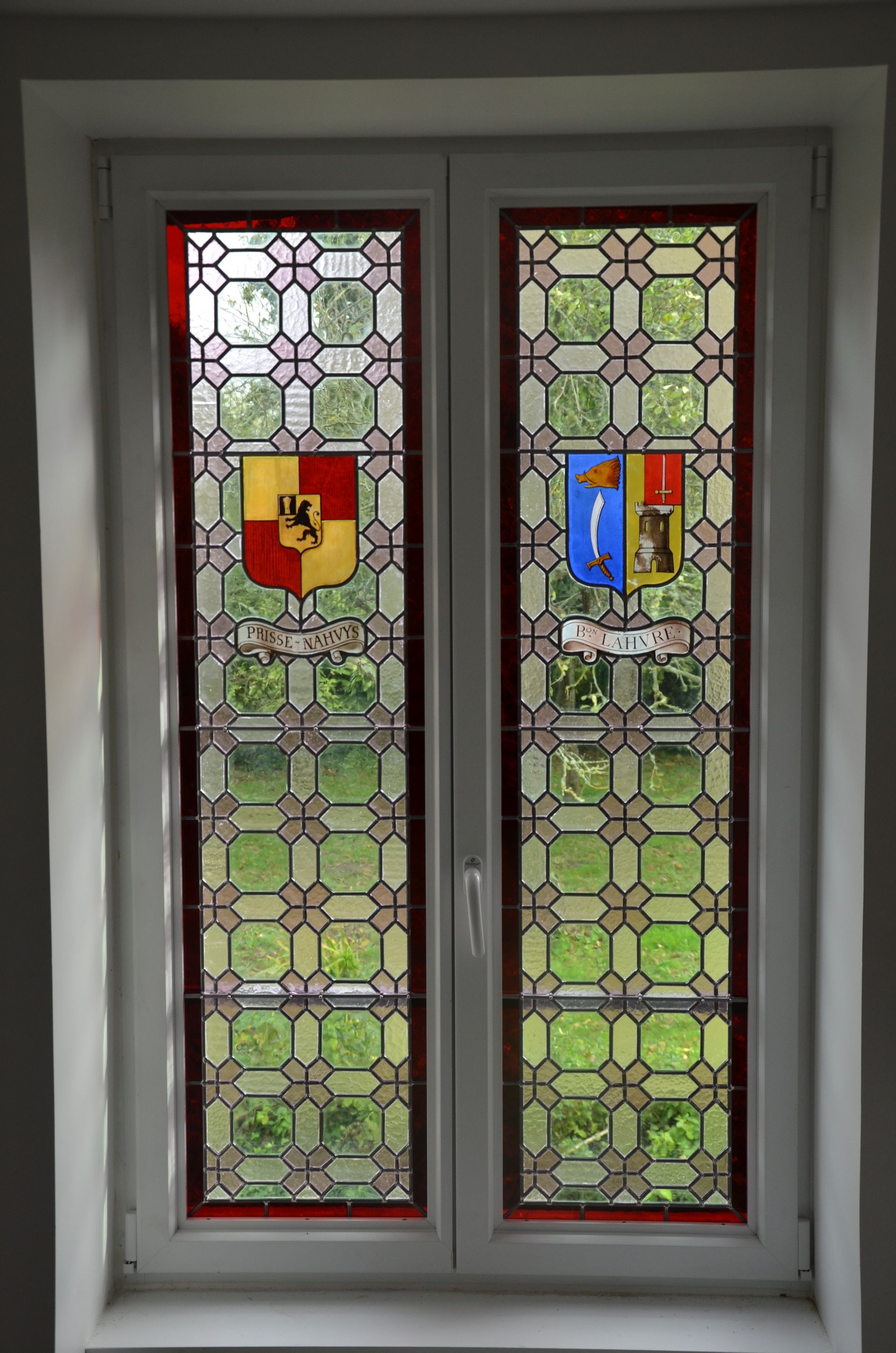 Porte-fenêtre avec vitrail orné d' écussons