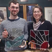 Un couple avec des vitraux colorés personnalisés