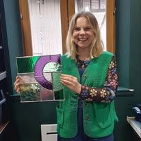 Deux stagiaires montrant leurs vitraux