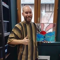 Stagiaire avec son vitrail coloré