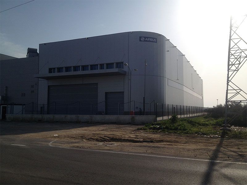 Un gran edificio blanco con un cartel que dice