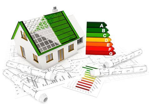 Una casa con techo verde y paneles solares está construida encima de planos.