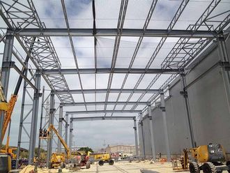 En una obra se está construyendo una gran estructura metálica.