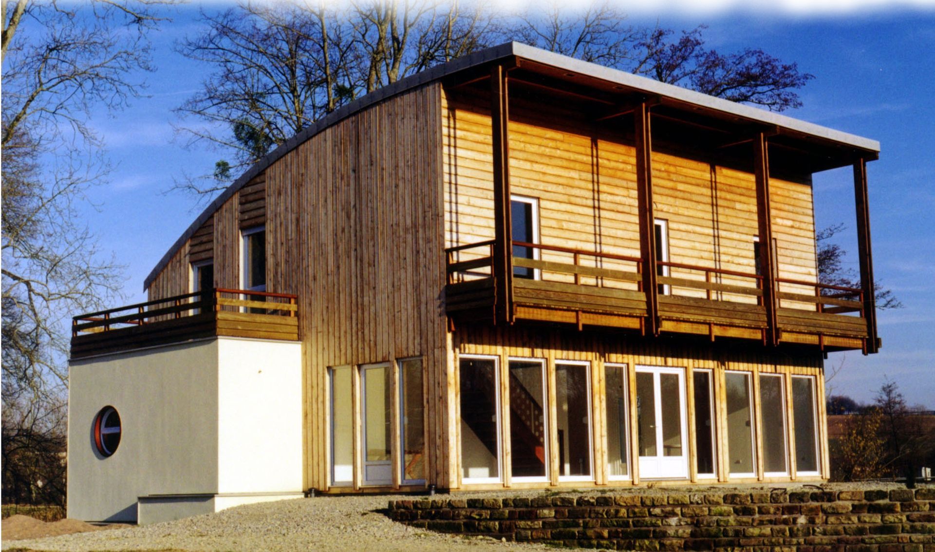 Maison à ossature en bois avec sa toiture cintrée